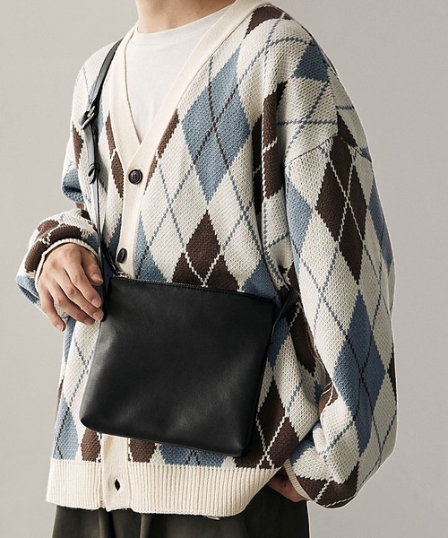 MONO-MART(モノマート)の「シンセティックレザーミニショルダーバック/サコッシュ(ショルダーバッグ・メンズ・ブラック/ダークブラウン/ブラウン/アイボリー・FREE)」の3枚目の写真