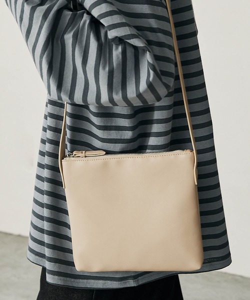 MONO-MART(モノマート)の「シンセティックレザーミニショルダーバック/サコッシュ(ショルダーバッグ・メンズ・ブラック/ダークブラウン/ブラウン/アイボリー・FREE)」の11枚目の写真