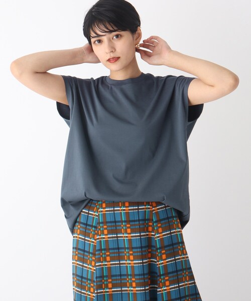 OPAQUE.CLIP（オペークドットクリップ）の「◆シルキースーピマ フレンチスリーブカットソー【WEB限定サイズ】（Tシャツ/カットソー・レディース・ブルー/チャコールグレー/ブラック/パープル系/ホワイト系/イエロー・38/36/42/40）」の4枚目の写真