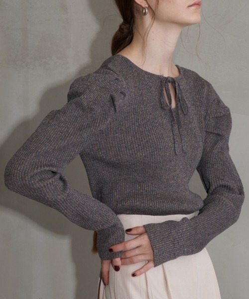 w272.パワショルニット×. Solace（ソレイス）の「メランジミックスリブパワショルニット