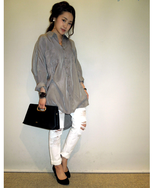 WHO'S WHO gallery(フーズフーギャラリー)の「【THE BIG】サテンBIGシャツ(シャツ/ブラウス・レディース・ホワイト/ベージュ・FREE)」の1枚目の写真