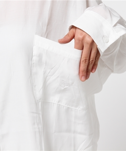 WHO'S WHO gallery(フーズフーギャラリー)の「【THE BIG】サテンBIGシャツ(シャツ/ブラウス・レディース・ホワイト/ベージュ・FREE)」の8枚目の写真