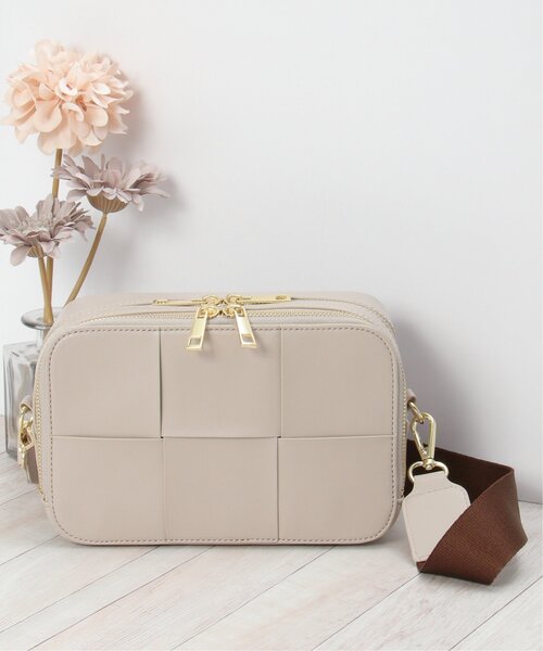 ikka（イッカ）の「編み込みスクエア2WAYショルダーバッグ（ショルダーバッグ・レディース・ブラック/ベージュ/ブルー系その他/オフホワイト/ベージュ系その他/ピンク・FREE）」の2枚目の写真