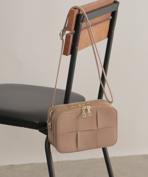 ikka（イッカ）の「編み込みスクエア2WAYショルダーバッグ（ショルダーバッグ・レディース・ブラック/ベージュ/ブルー系その他/オフホワイト/ベージュ系その他/ピンク・FREE）」の4枚目の写真