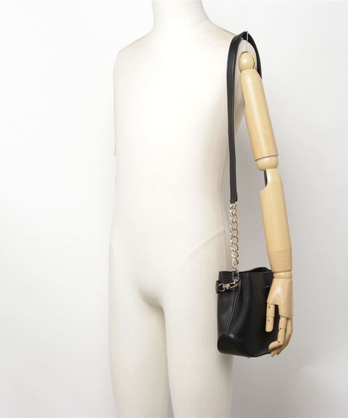 Guess(ゲス)の「ALEXIE Small Bucket(ハンドバッグ・レディース・ブラック・ONE SIZE)」の12枚目の写真