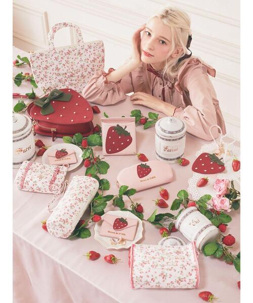ピンクハウス❤️【未使用】いちごプリントのトラベルポーチと巾着3点セット❤️ Maison de FLEUR（メゾンドフルール）の「いちごプリント保冷バッグ