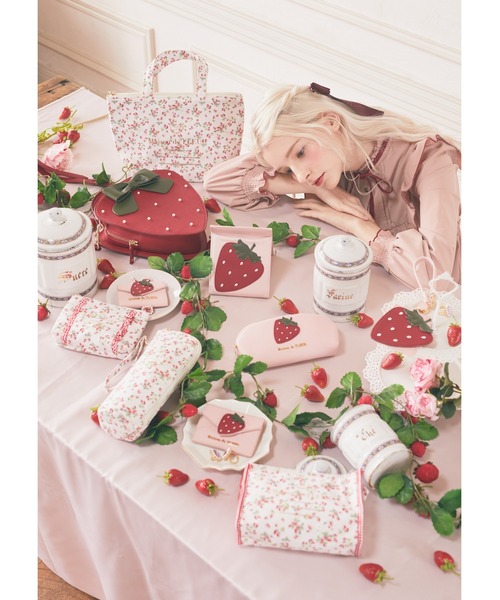 Maison de FLEUR（メゾンドフルール）の「いちごプリント保冷バッグ