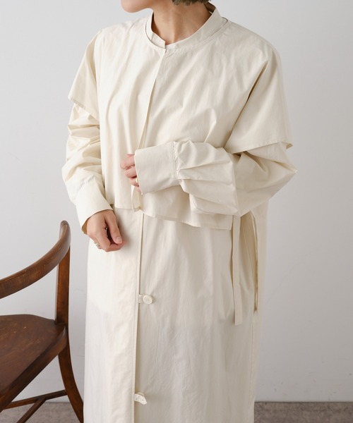 Omekashi(オメカシ)の「レイヤードシャツコート(ノーカラーコート・レディース・ベージュ/イエロー・FREE)」の4枚目の写真