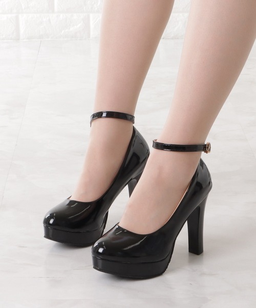 Lace Ladies(レースレディース)の「エナメル調ストラップハイヒールパンプス(パンプス・レディース・ブラック/ホワイト・23.5/23/ 25/24/22.5/24.5)」の3枚目の写真