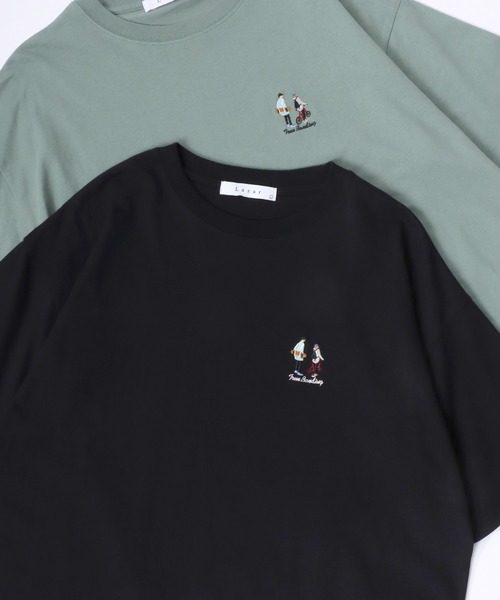 Lazar（ラザル）の「Lazar 別注 Cute Couple Tee/オーバーサイズ キュートカップル ワンポイント刺繍 半袖Tシャツ/レディース メンズ（Tシャツ/カットソー・メンズ・グリーン系その他/ブルー系その他/ネイビー/ホワイト/グリーン/ホワイト系その他/ホワイト系その他3/ブラック/ホワイト系その他5/ホワイト系その他6/ホワイト系その他7/ブラック系その他2/ブラック系その他/ホワイト系その他2/ホワイト系その他4/ブラック系その他3/ブラック系/ブラック系1/グリーン系/ホワイト系/ホワイト系1/ネイビー系・M/L/LL）」の11枚目の写真