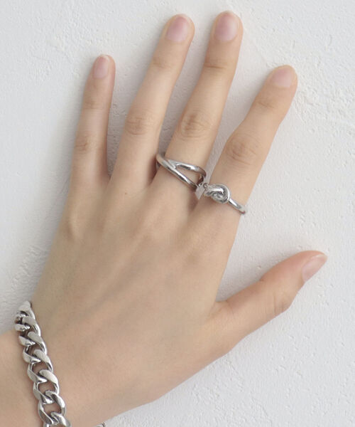fredy emue（フレディエミュ）の「結び＆クロス2セットリング（リング・レディース・シルバー/ゴールド・FREE）」の3枚目の写真
