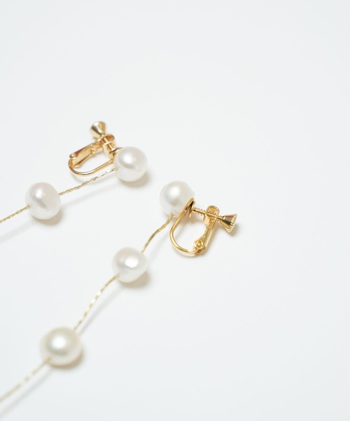 Lil Ambition（リルアンビション）の「パールロングイヤリング／5連パール × ランダムチェーンデザイン（イヤリング・レディース・ゴールド・FREE）」の3枚目の写真