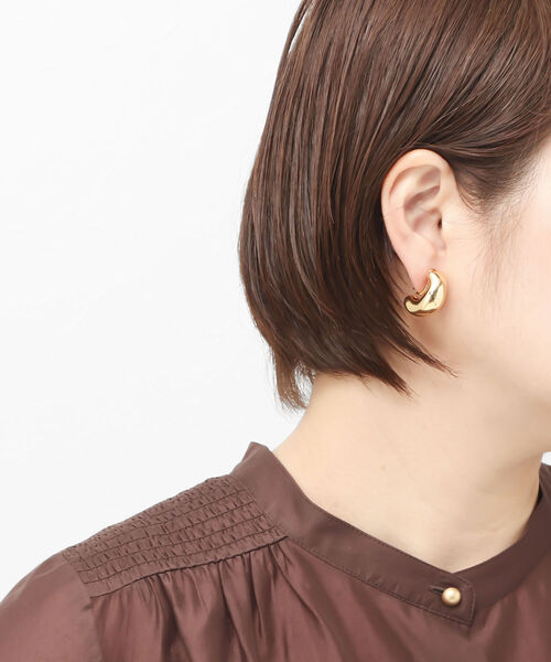 NOLLEY’S(ノーリーズ)の「ボリュームカーブイヤリング(ゴールド)(イヤリング・レディース・ゴールド・FREE)」の2枚目の写真