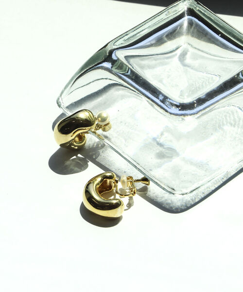 NOLLEY’S(ノーリーズ)の「ボリュームカーブイヤリング(ゴールド)(イヤリング・レディース・ゴールド・FREE)」の4枚目の写真