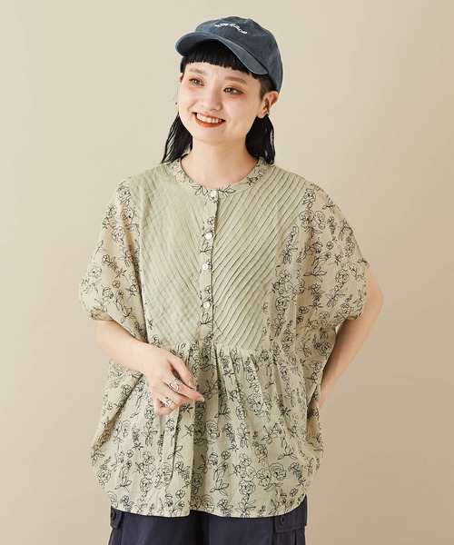 CUBE SUGAR(キューブシュガー)の「フラワープリントピンタックプルオーバーブラウス(シャツ/ブラウス・レディース・ブラック/ベージュ/オレンジ/グリーン・M)」の3枚目の写真