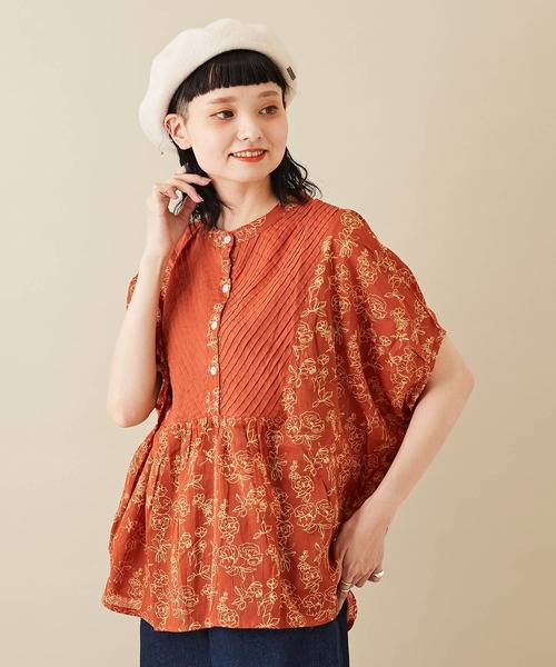 CUBE SUGAR(キューブシュガー)の「フラワープリントピンタックプルオーバーブラウス(シャツ/ブラウス・レディース・ブラック/ベージュ/オレンジ/グリーン・M)」の1枚目の写真