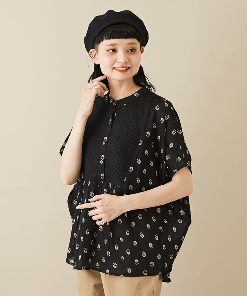 CUBE SUGAR(キューブシュガー)の「フラワープリントピンタックプルオーバーブラウス(シャツ/ブラウス・レディース・ブラック/ベージュ/オレンジ/グリーン・M)」の2枚目の写真