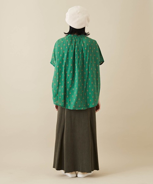 CUBE SUGAR(キューブシュガー)の「フラワープリントピンタックプルオーバーブラウス(シャツ/ブラウス・レディース・ブラック/ベージュ/オレンジ/グリーン・M)」の6枚目の写真