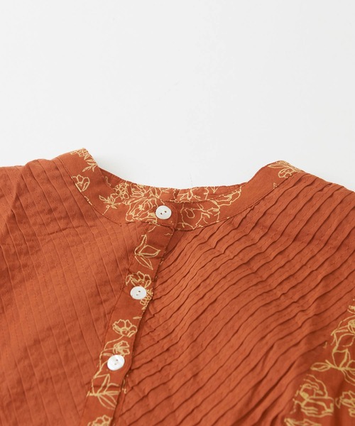 CUBE SUGAR(キューブシュガー)の「フラワープリントピンタックプルオーバーブラウス(シャツ/ブラウス・レディース・ブラック/ベージュ/オレンジ/グリーン・M)」の8枚目の写真