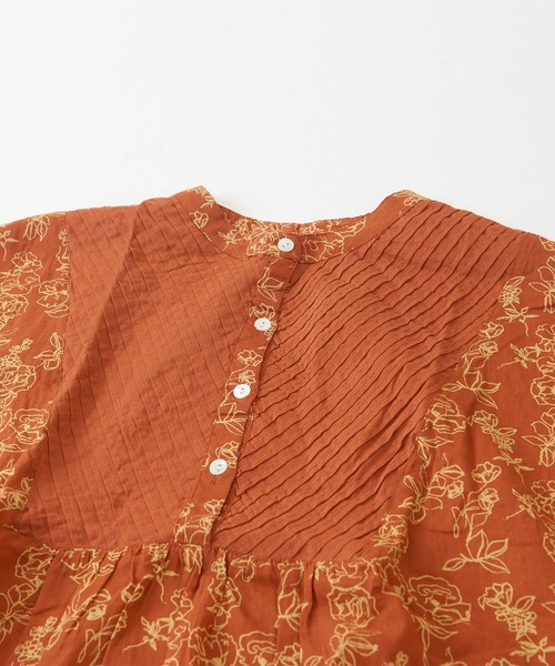 CUBE SUGAR(キューブシュガー)の「フラワープリントピンタックプルオーバーブラウス(シャツ/ブラウス・レディース・ブラック/ベージュ/オレンジ/グリーン・M)」の9枚目の写真