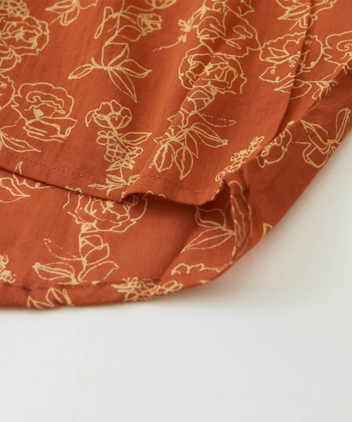 CUBE SUGAR(キューブシュガー)の「フラワープリントピンタックプルオーバーブラウス(シャツ/ブラウス・レディース・ブラック/ベージュ/オレンジ/グリーン・M)」の11枚目の写真