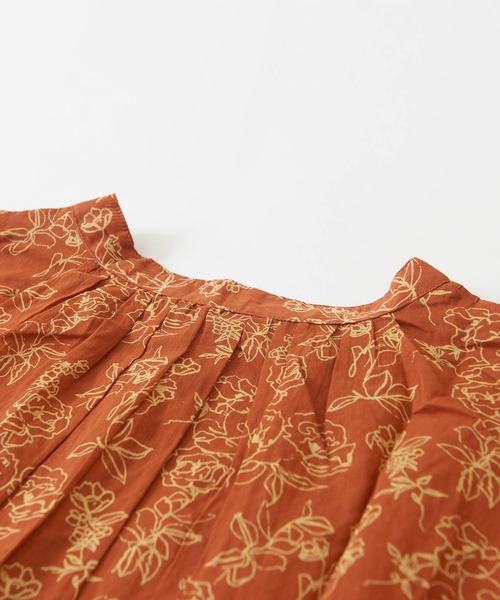 CUBE SUGAR(キューブシュガー)の「フラワープリントピンタックプルオーバーブラウス(シャツ/ブラウス・レディース・ブラック/ベージュ/オレンジ/グリーン・M)」の12枚目の写真