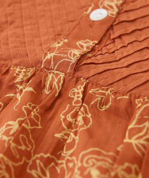 CUBE SUGAR(キューブシュガー)の「フラワープリントピンタックプルオーバーブラウス(シャツ/ブラウス・レディース・ブラック/ベージュ/オレンジ/グリーン・M)」の14枚目の写真