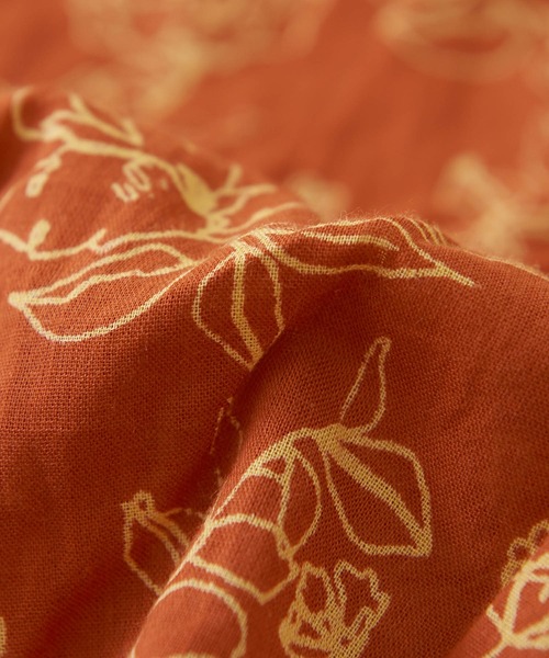 CUBE SUGAR(キューブシュガー)の「フラワープリントピンタックプルオーバーブラウス(シャツ/ブラウス・レディース・ブラック/ベージュ/オレンジ/グリーン・M)」の13枚目の写真