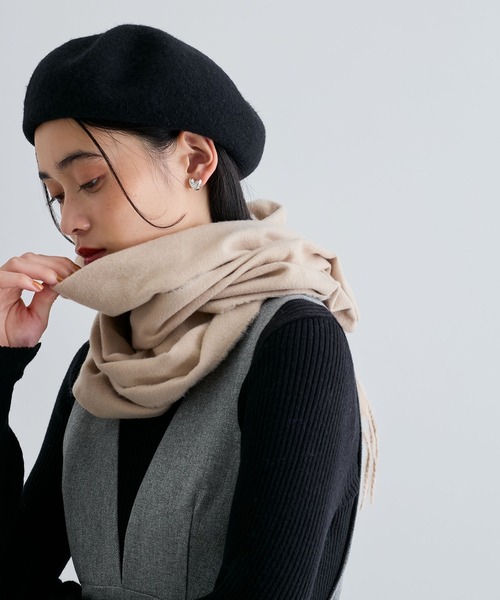 VIS（ビス）の「【リサイクルポリ】なめらかタッチ無地マフラー（マフラー・レディース・ブラック/ライトグレー/オフホワイト/ベージュ/ピンク系その他2/サックスブルー・FREE）」の4枚目の写真