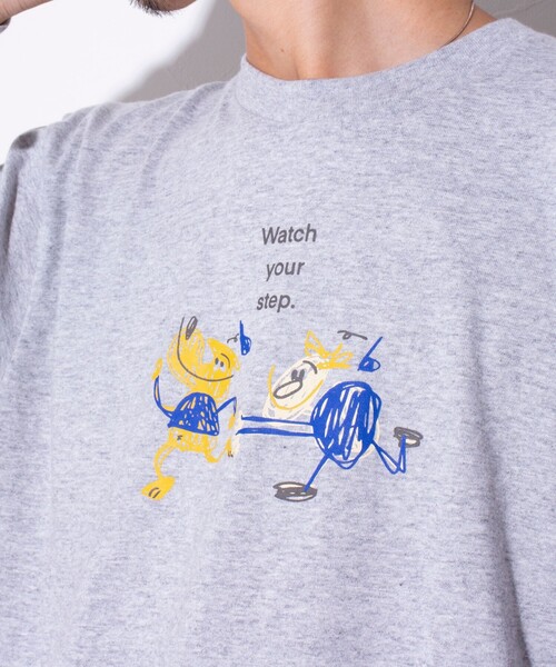 GLOSTER（グロスター）の「イラストレーター【ogwillust/オガワナツミ】コラボロンT vol3［watch your step］（Tシャツ/カットソー・メンズ・ホワイト/杢グレー・M/L）」の2枚目の写真