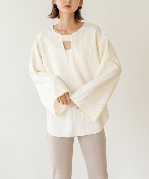 VitaFelice(ヴィータフェリーチェ)の「前後2WAY Vマキシ ビッグトップス(Tシャツ/カットソー・レディース・ブラック/アイボリー・FREE)」の1枚目の写真