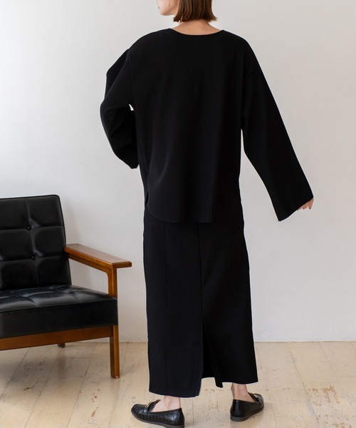 VitaFelice(ヴィータフェリーチェ)の「前後2WAY Vマキシ ビッグトップス(Tシャツ/カットソー・レディース・ブラック/アイボリー・FREE)」の17枚目の写真