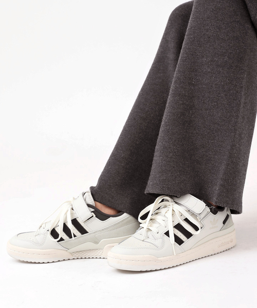 adidas(アディダス)の「【ADIDAS/アディダス】FORUM LOW(スニーカー・レディース・ライトグレー・23.5cm/23cm/24.5cm/24cm)」の2枚目の写真