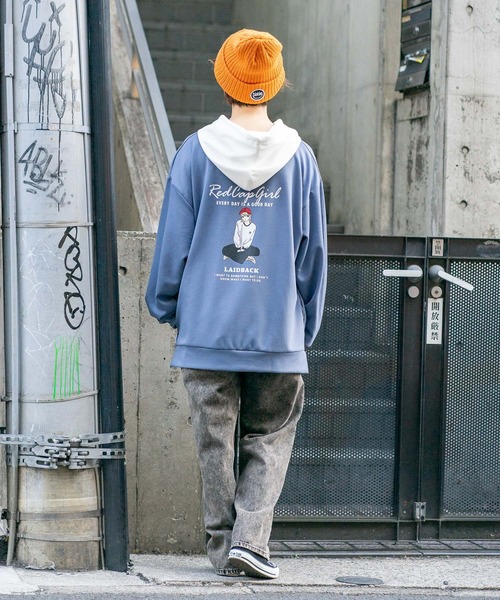 Red Cap Girl（レッドキャプガール）の「【RED CAP GIRL×UNIIT/レッドキャップガール×ユニット】ビッグシルエット とろみポンチ 落ち感ドレープ 配色フード バックプリント ダンボールニットプルオーバーパーカー（パーカー・メンズ・ブルー/グレー/ホワイト・MEDIUM/LARGE）」の17枚目の写真