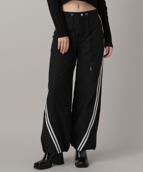 FOREVER 21（フォーエバー トゥエンティーワン）の「【2024SS】パラシュートラインパンツ（その他パンツ・レディース・ブラック/ホワイト/ネイビー・SMALL/MEDIUM）」の2枚目の写真