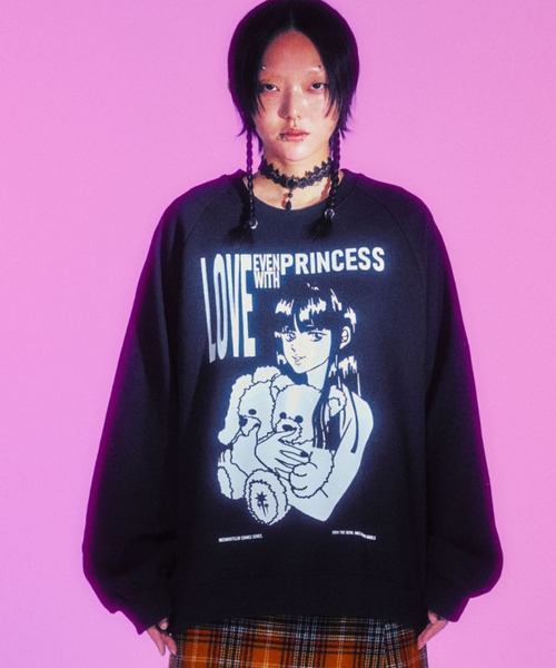 NICE GHOST CLUB(ナイスゴーストクラブ)の「A'GEM/9 × .kom『NICE GHOST CLUB/ナイスゴーストクラブ』 PRINCESS SWEATSHIRTS/プリンセスデザイン プルオーバー スウェット(スウェット・メンズ・ブラック/レッド・L/M)」の2枚目の写真
