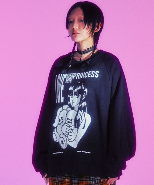 NICE GHOST CLUB(ナイスゴーストクラブ)の「A'GEM/9 × .kom『NICE GHOST CLUB/ナイスゴーストクラブ』 PRINCESS SWEATSHIRTS/プリンセスデザイン プルオーバー スウェット(スウェット・メンズ・ブラック/レッド・L/M)」の3枚目の写真