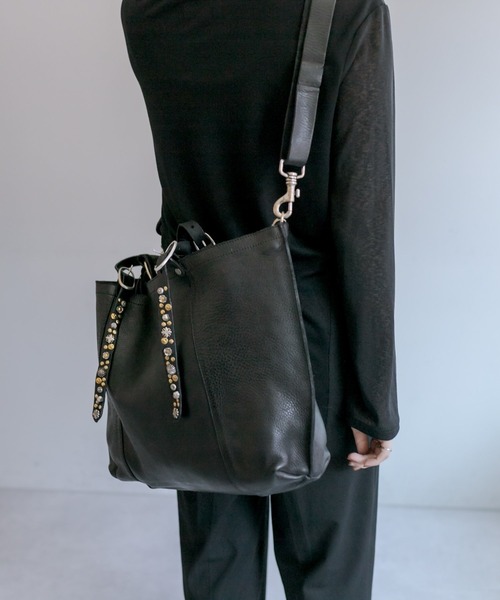 CAMPOMAGGI（カンポマッジ）の「【CAMPOMAGGI(カンポマッジ)】《牛革》ear別注スタッズトートバッグ（トートバッグ・レディース・ブラック・FREE）」の2枚目の写真