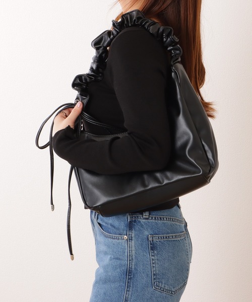 Lace Ladies(レースレディース)の「シュシュ ハンドル ショルダー バッグ(ショルダーバッグ・レディース・アイボリー/ブラック・FREE)」の14枚目の写真