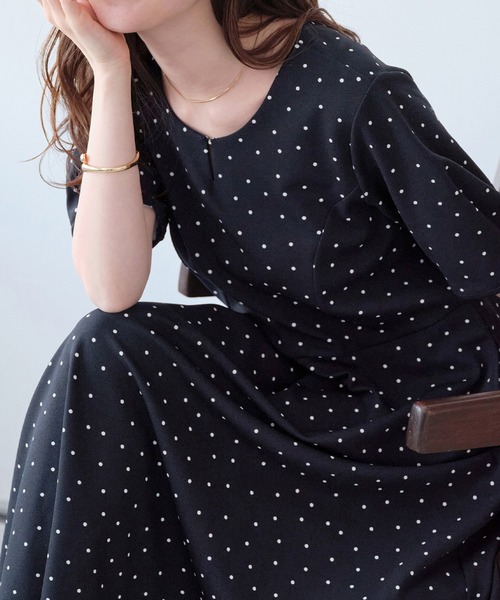alotta（アロッタ）の「タック袖Ａラインワンピース（ワンピース・レディース・ブラック/グレイッシュベージュ/ダークネイビー/ドット・M/L/LL/3L/4L/5L）」の4枚目の写真