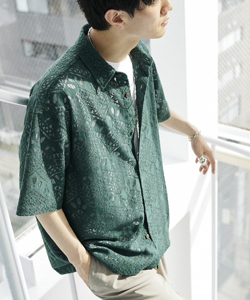 JOURNAL STANDARD relume（ジャーナルスタンダード　レリューム）の「アラベスクレース ウェーブレギュラーカラー半袖シャツ（シャツ/ブラウス・メンズ・ライトグリーン/ブラック/ブラウン系その他・MEDIUM/LARGE）」の3枚目の写真