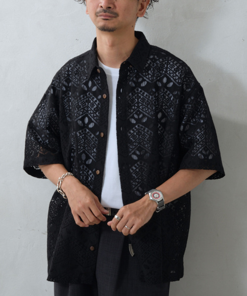 JOURNAL STANDARD relume（ジャーナルスタンダード　レリューム）の「アラベスクレース ウェーブレギュラーカラー半袖シャツ（シャツ/ブラウス・メンズ・ライトグリーン/ブラック/ブラウン系その他・MEDIUM/LARGE）」の2枚目の写真