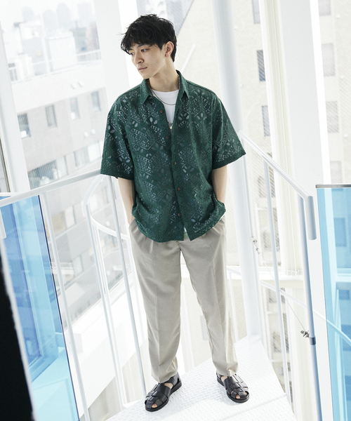 JOURNAL STANDARD relume（ジャーナルスタンダード　レリューム）の「アラベスクレース ウェーブレギュラーカラー半袖シャツ（シャツ/ブラウス・メンズ・ライトグリーン/ブラック/ブラウン系その他・MEDIUM/LARGE）」の4枚目の写真