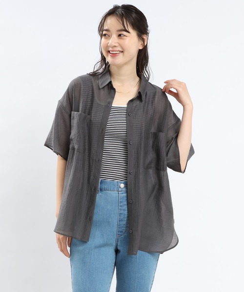 GLOBAL WORK Smile Seed Store（グローバルワーク スマイルシードストア）の「シアーシャツ半袖/112068（シャツ/ブラウス・レディース・チャコール/グレイッシュベージュ・LARGE/X-LARGE/MEDIUM/SMALL）」の2枚目の写真