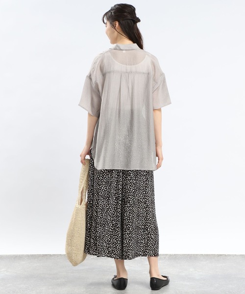 GLOBAL WORK Smile Seed Store（グローバルワーク スマイルシードストア）の「シアーシャツ半袖/112068（シャツ/ブラウス・レディース・チャコール/グレイッシュベージュ・LARGE/X-LARGE/MEDIUM/SMALL）」の4枚目の写真