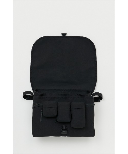 Hender Scheme(エンダースキーマ)の「messenger bag large(ショルダーバッグ・メンズ・ブラック/カーキオリーブ/ネイビー・FREE)」の6枚目の写真