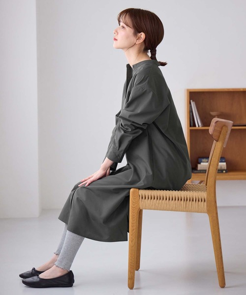 Viola e Viola(ヴィオラエヴィオラ)の「お手入れ簡単羽織に使えるシャツワンピース(シャツワンピース・レディース・ダークグレー/カーキ/ホワイト・M/L/LL/3L)」の13枚目の写真
