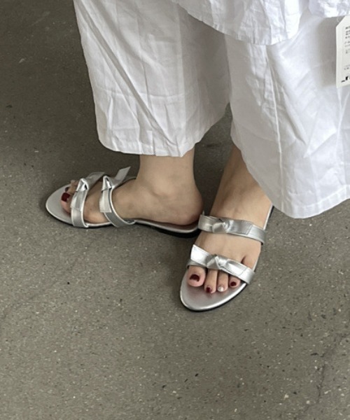 Vipoa（ヴィポア）の「ribbon flat sandal（サンダル・レディース・シルバー/ブラック・SMALL/MEDIUM/LARGE）」の4枚目の写真