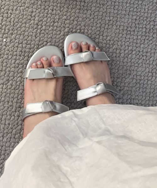 Vipoa（ヴィポア）の「ribbon flat sandal（サンダル・レディース・シルバー/ブラック・SMALL/MEDIUM/LARGE）」の5枚目の写真