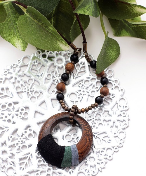 チチカカ(チチカカ)の「糸巻ウッドネックレス(ネックレス・レディース・ブラック/オレンジ/ブルー・FREE)」の3枚目の写真